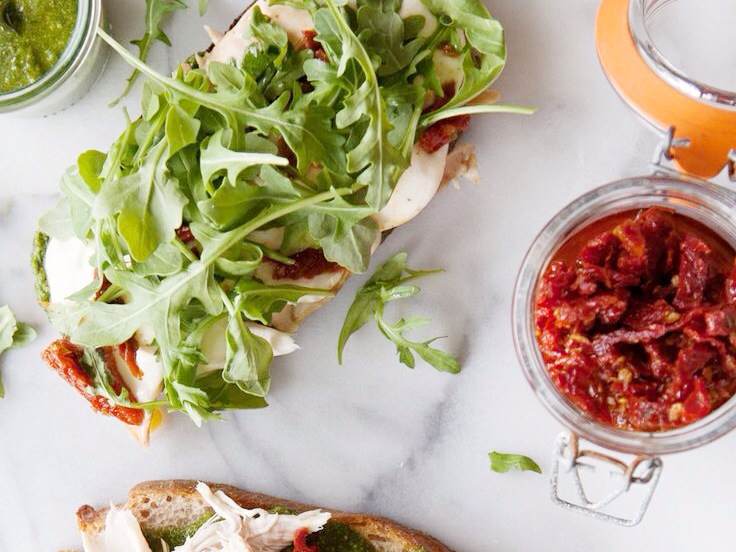 Tartine de poulet, poivrons rouges, roquette & miel